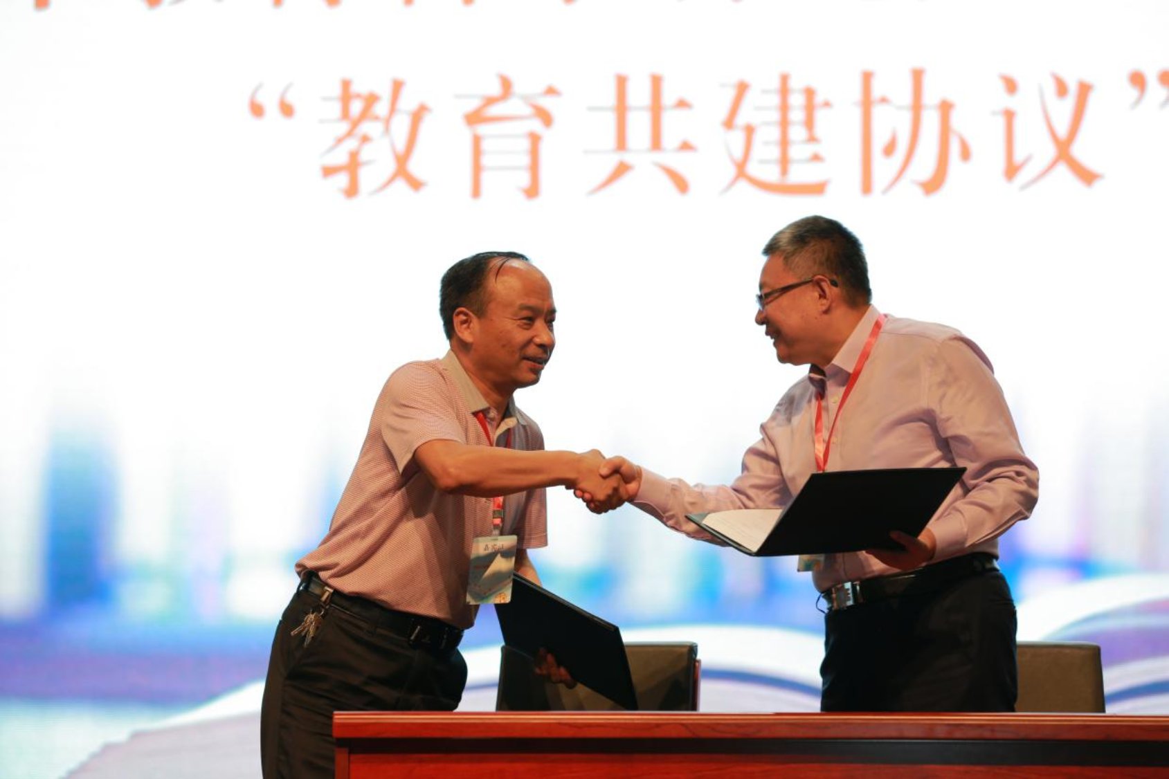 廈門市教育科學研究院和臨夏州教科所舉行了共建簽約儀式，建立長效幫扶機制