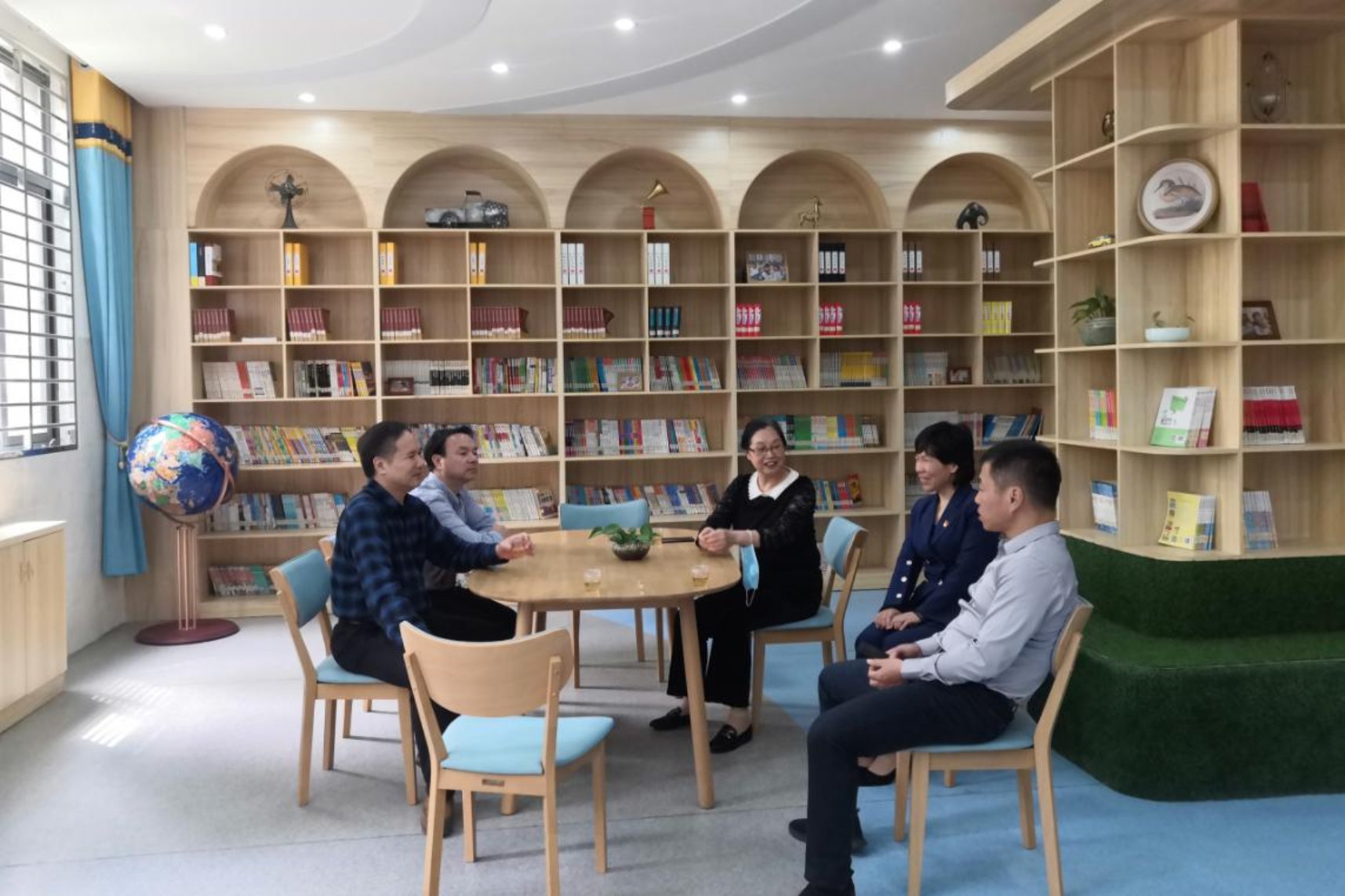 6.調研組向當地學校老師了解教材到校使用及價格執行情況