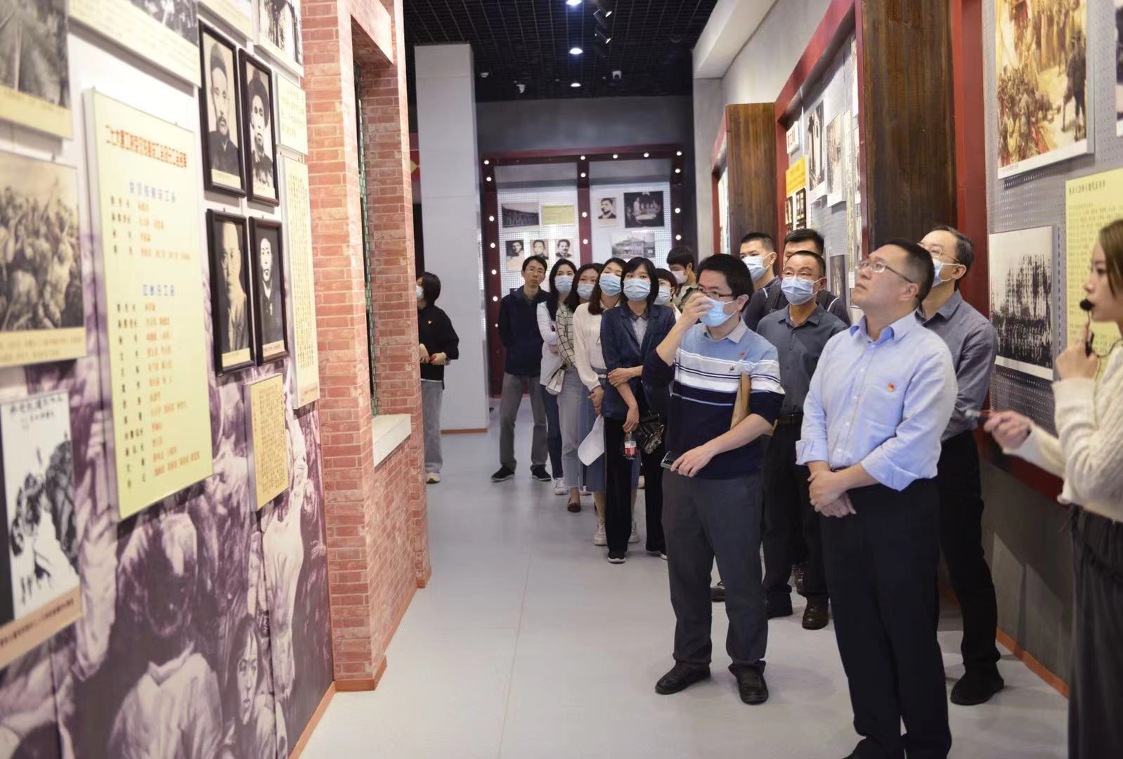 海峽出版發行集團干部職工到林祥謙烈士陵園舉辦黨史學習教育主題活動