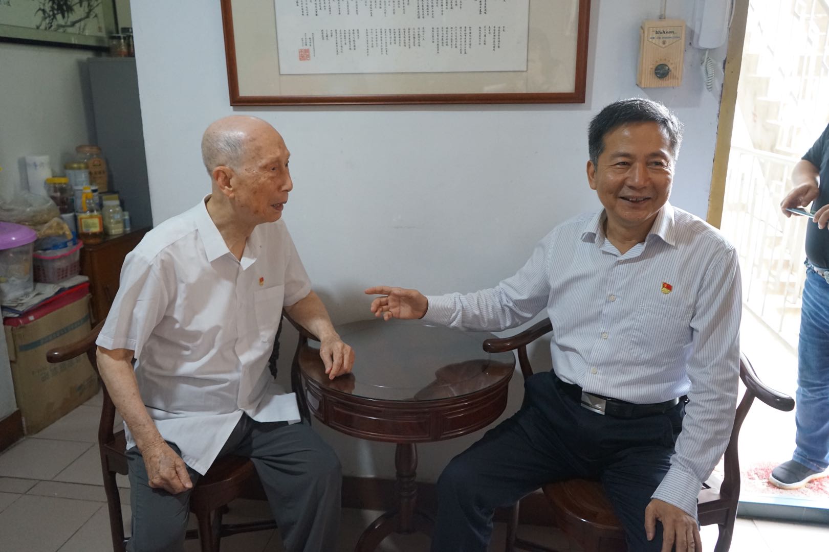 海峽出版發行集團領導看望慰問老黨員代表并頒發“光榮在黨50年”紀念章