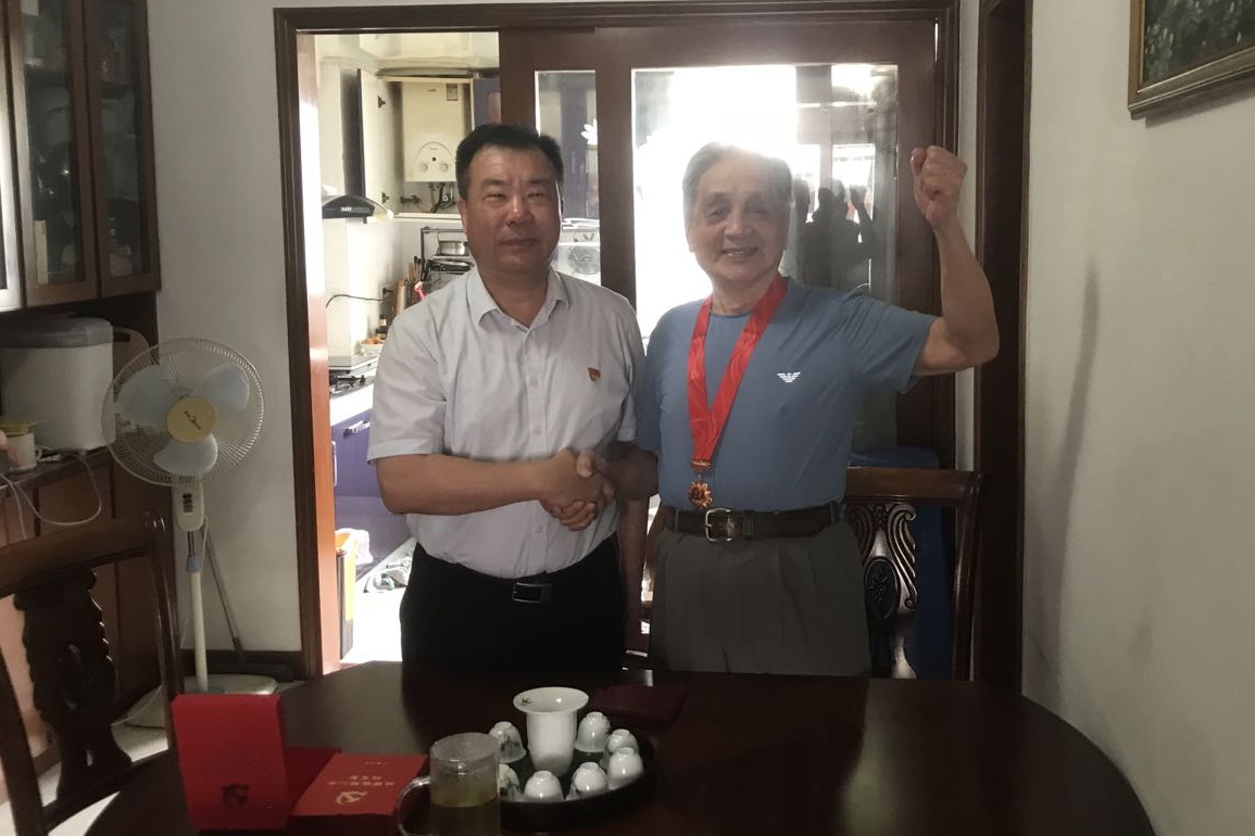 海峽出版發行集團領導看望慰問老黨員代表并頒發“光榮在黨50年”紀念章