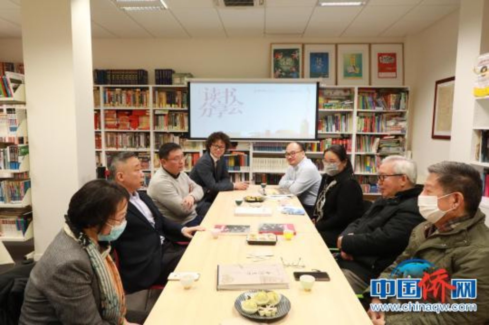 “福建圖書角”讀書分享會上，法國作家協會成員與福建在法國的僑領一起交流讀書感想?！W文 攝 攝