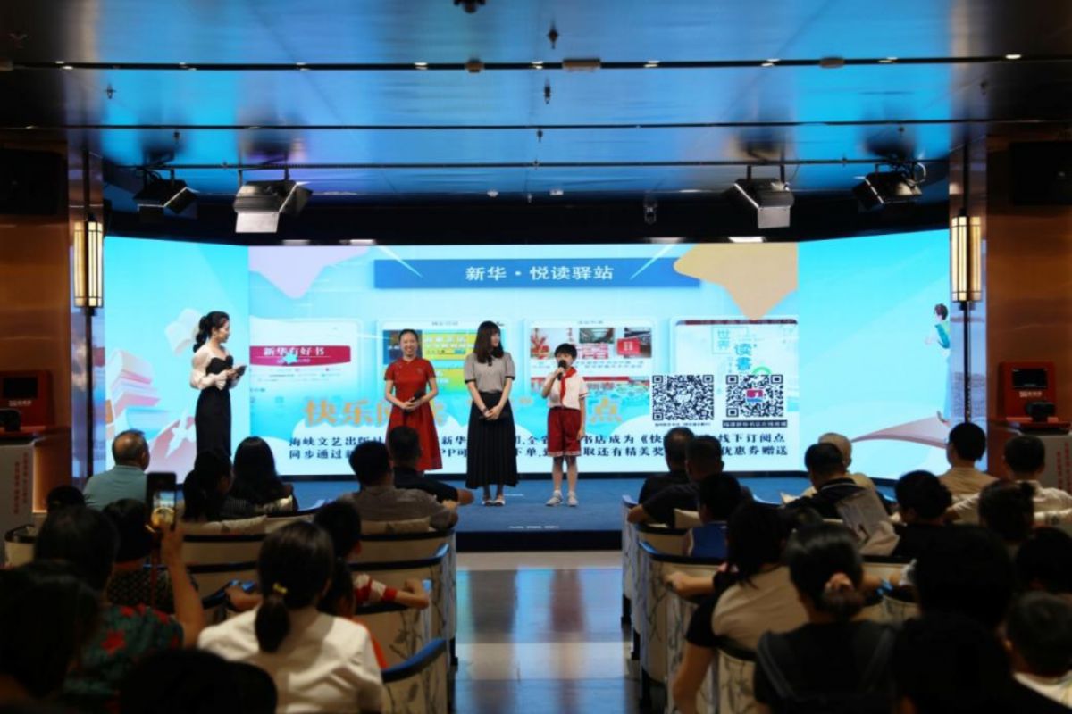 2、教師代表和讀者代表講述與《快樂語文》的故事.JPG
